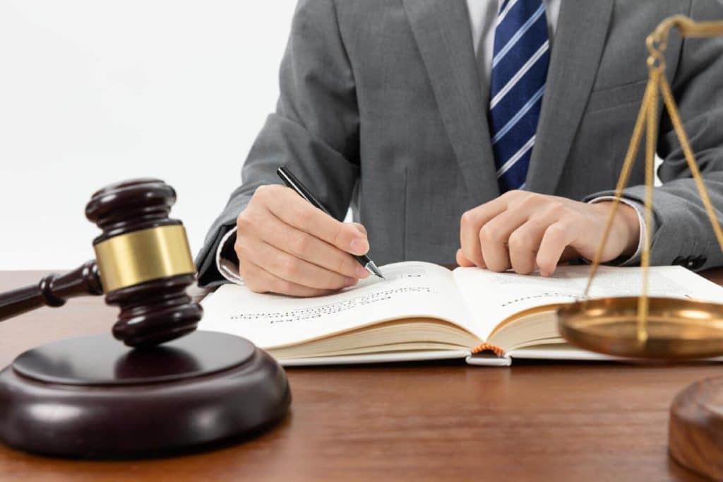 How do courts decide on financial settlements in divorce